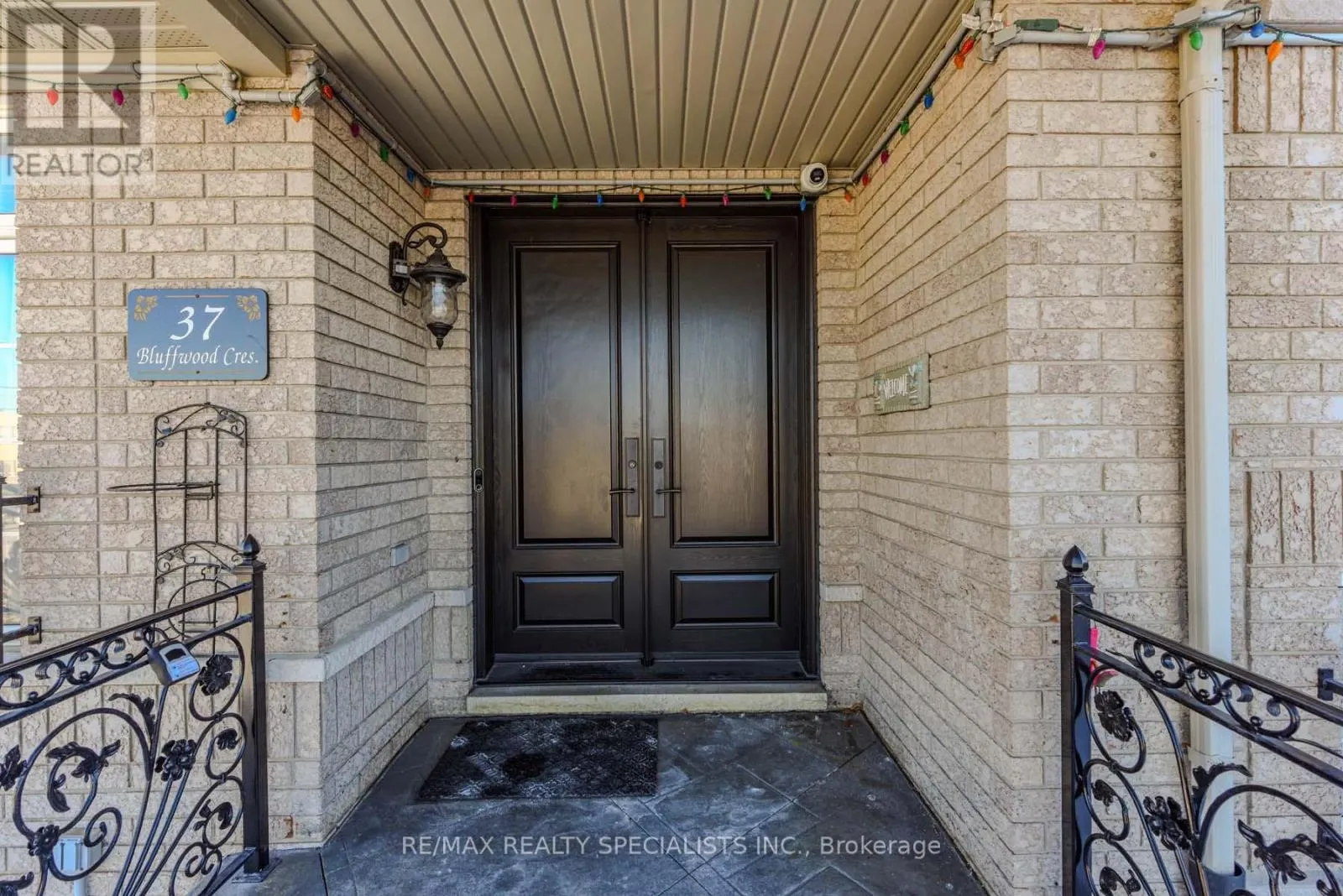 37 BLUFFWOOD CRESCENT