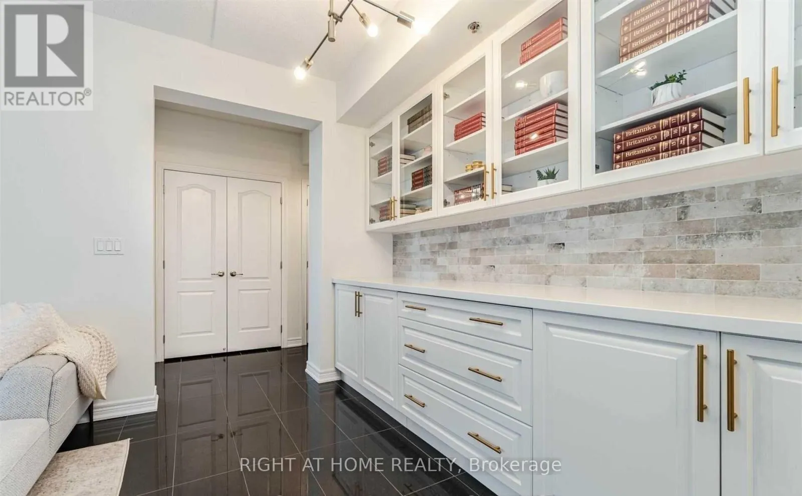 512 - 1421 COSTIGAN ROAD