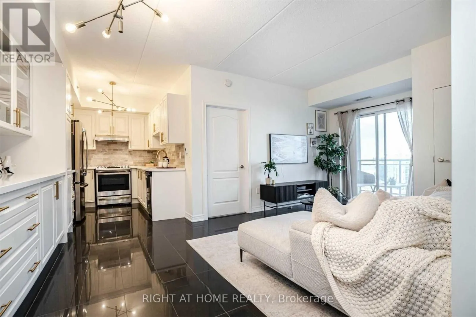512 - 1421 COSTIGAN ROAD