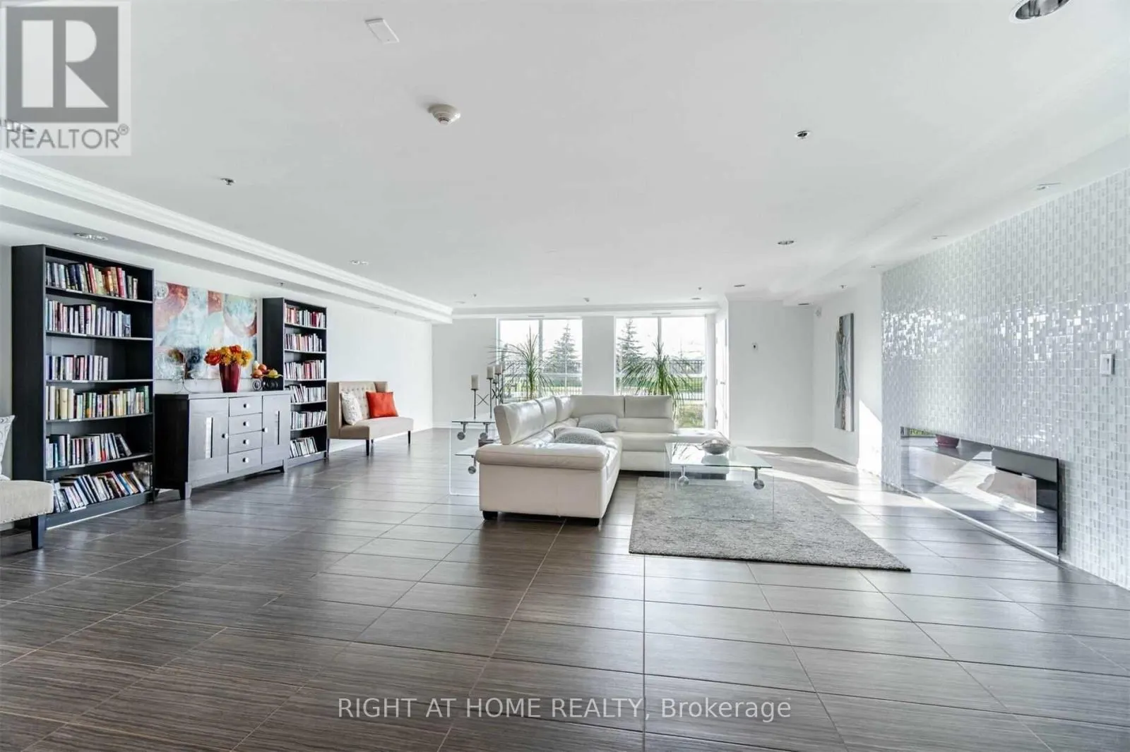 512 - 1421 COSTIGAN ROAD