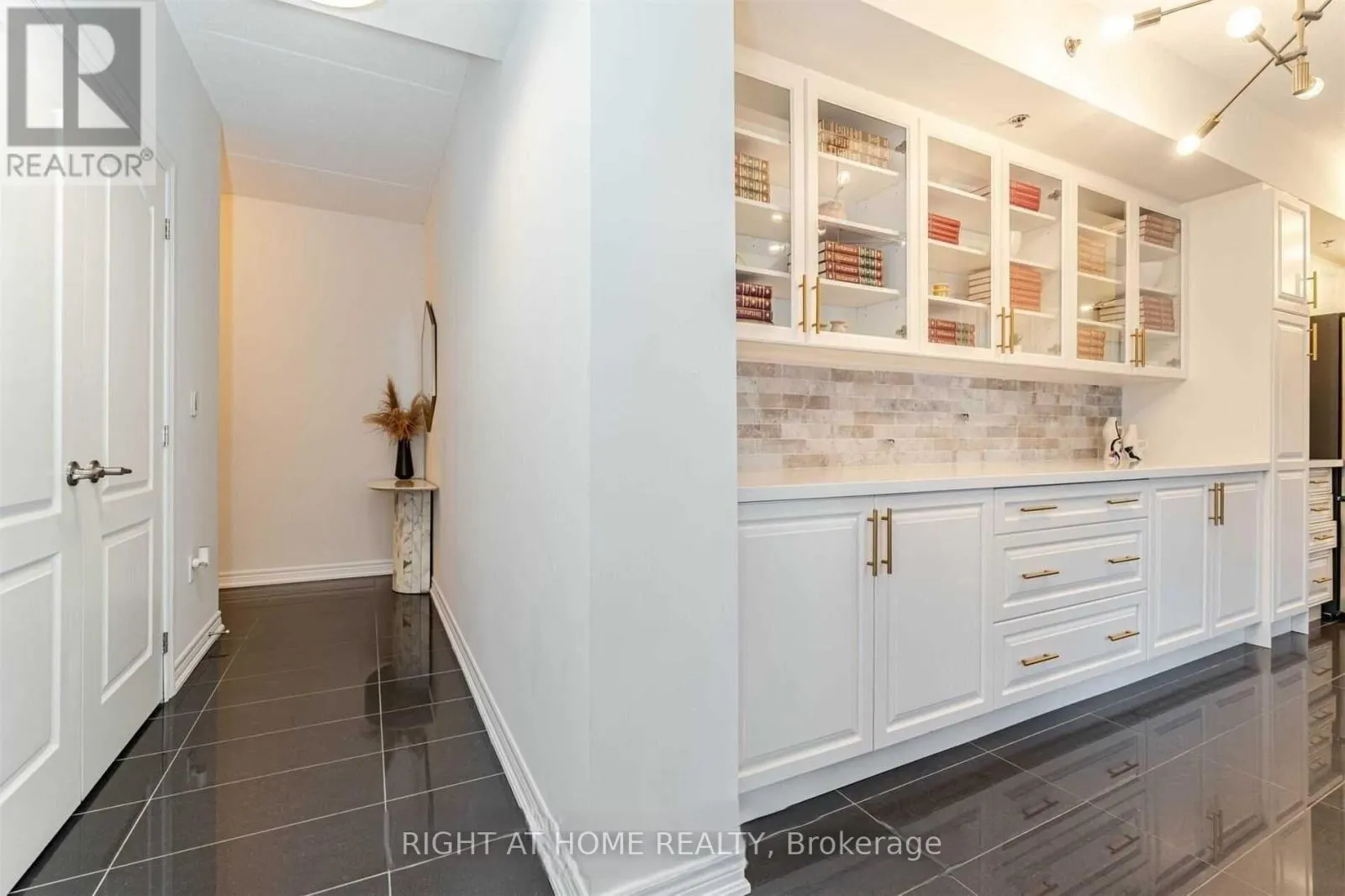 512 - 1421 COSTIGAN ROAD