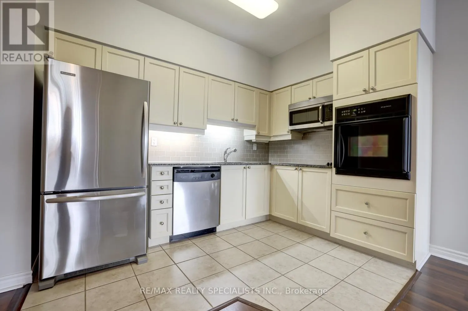 404 - 810 SCOLLARD COURT