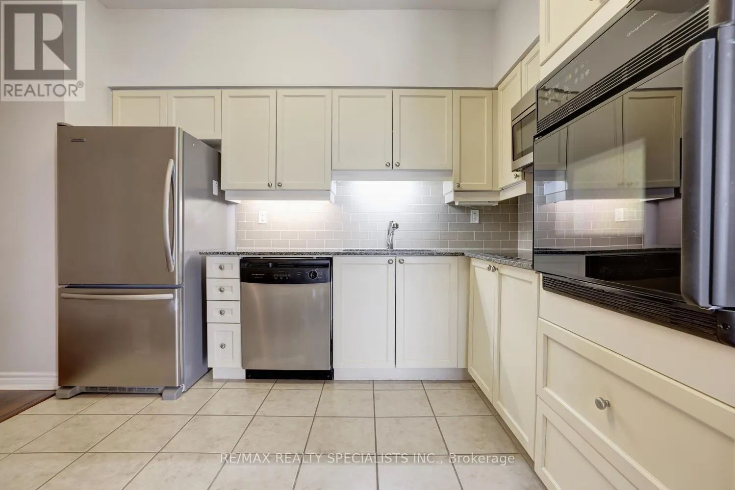 404 - 810 SCOLLARD COURT