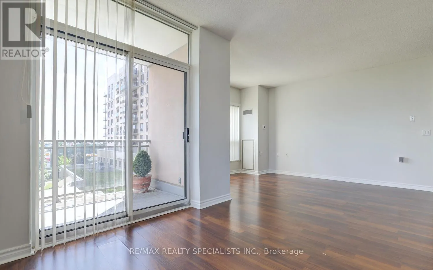 404 - 810 SCOLLARD COURT