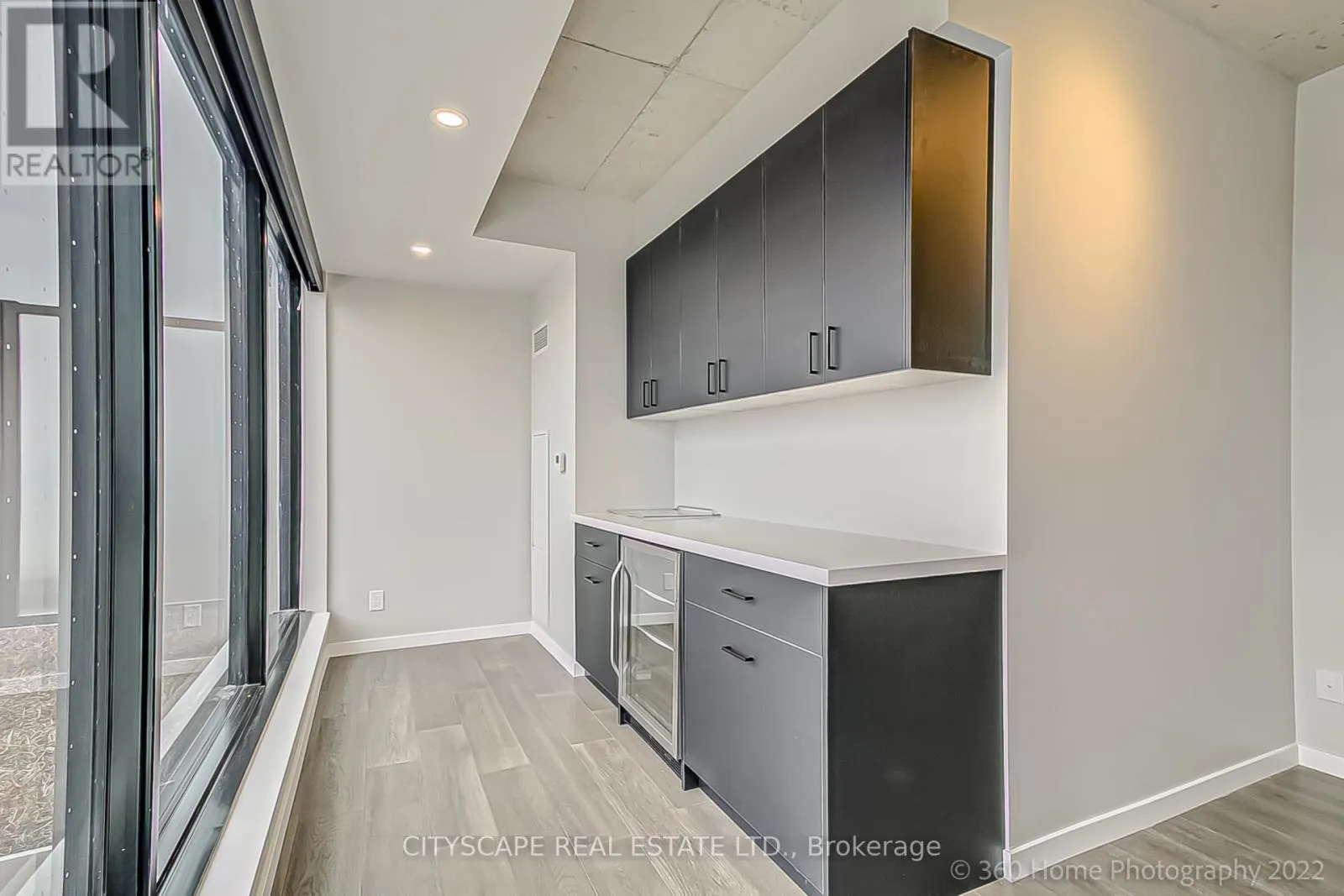PH 810 - 7 SMITH CRESCENT