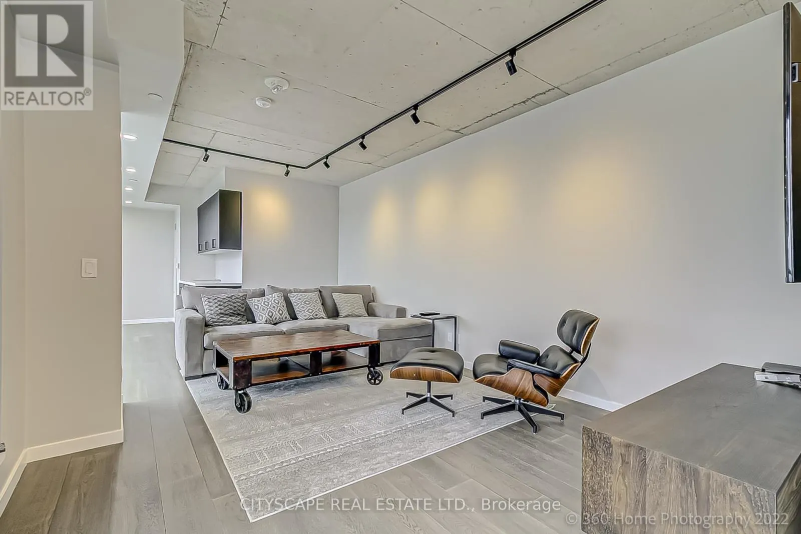 PH 810 - 7 SMITH CRESCENT