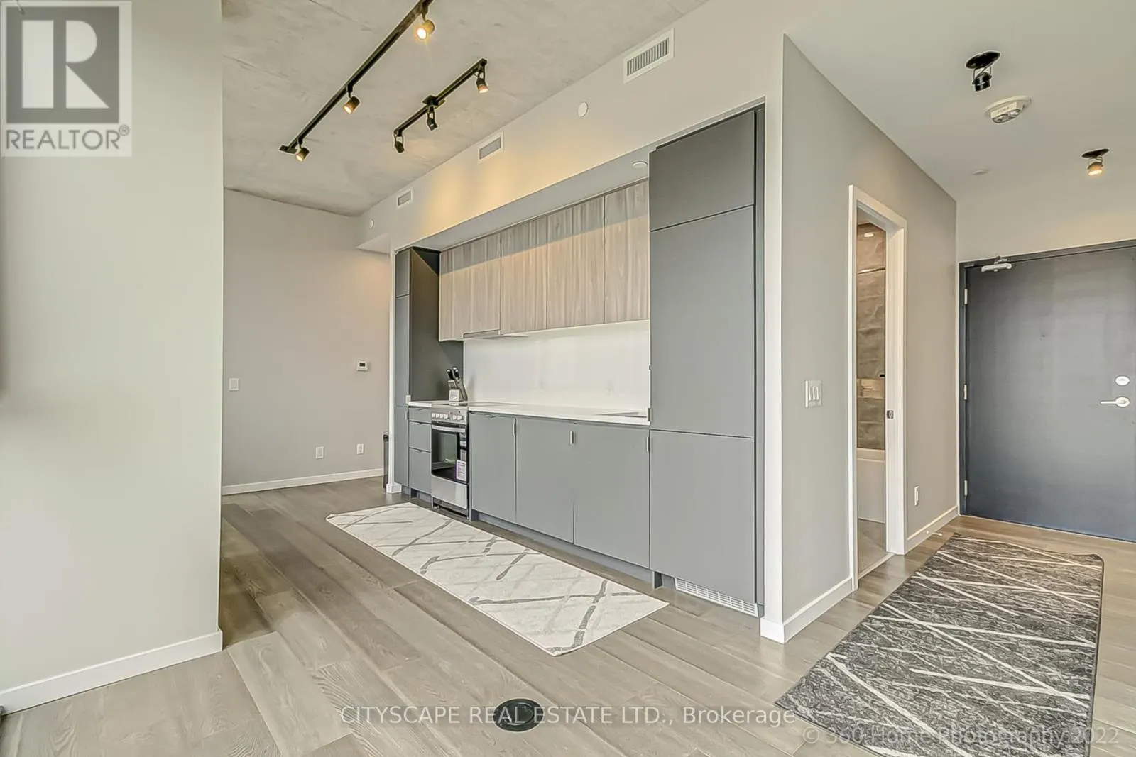 PH 810 - 7 SMITH CRESCENT