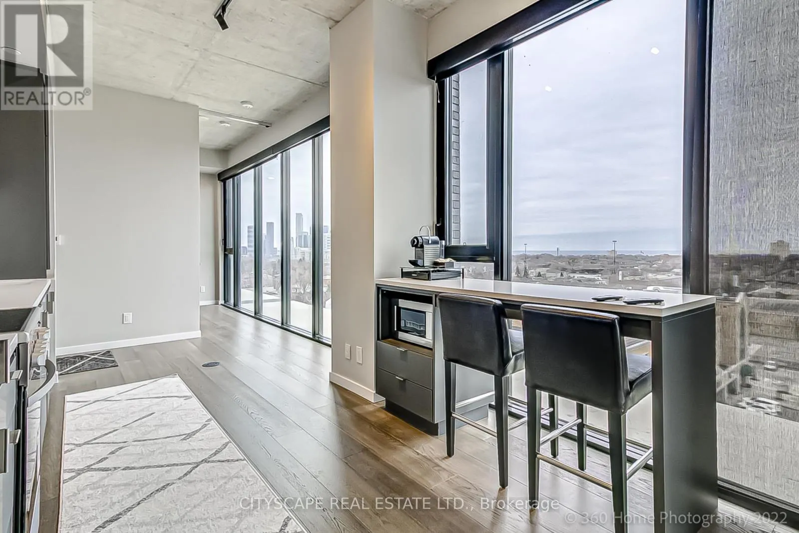 PH 810 - 7 SMITH CRESCENT