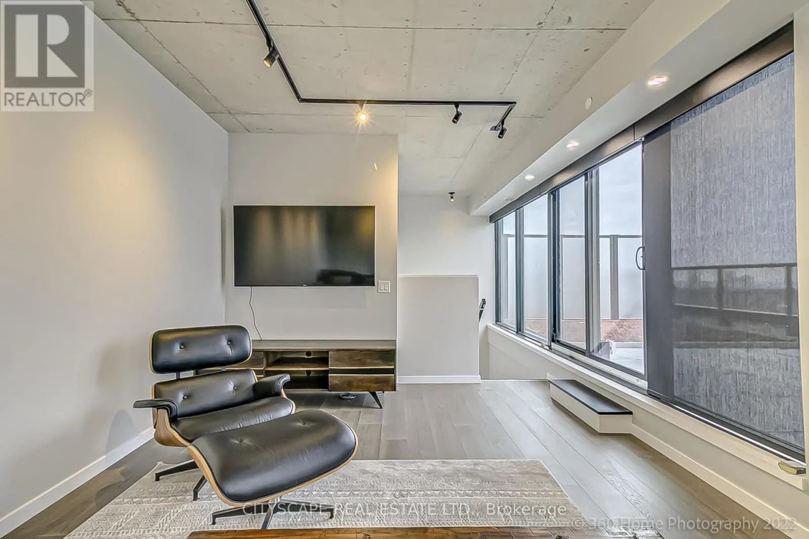 PH 810 - 7 SMITH CRESCENT