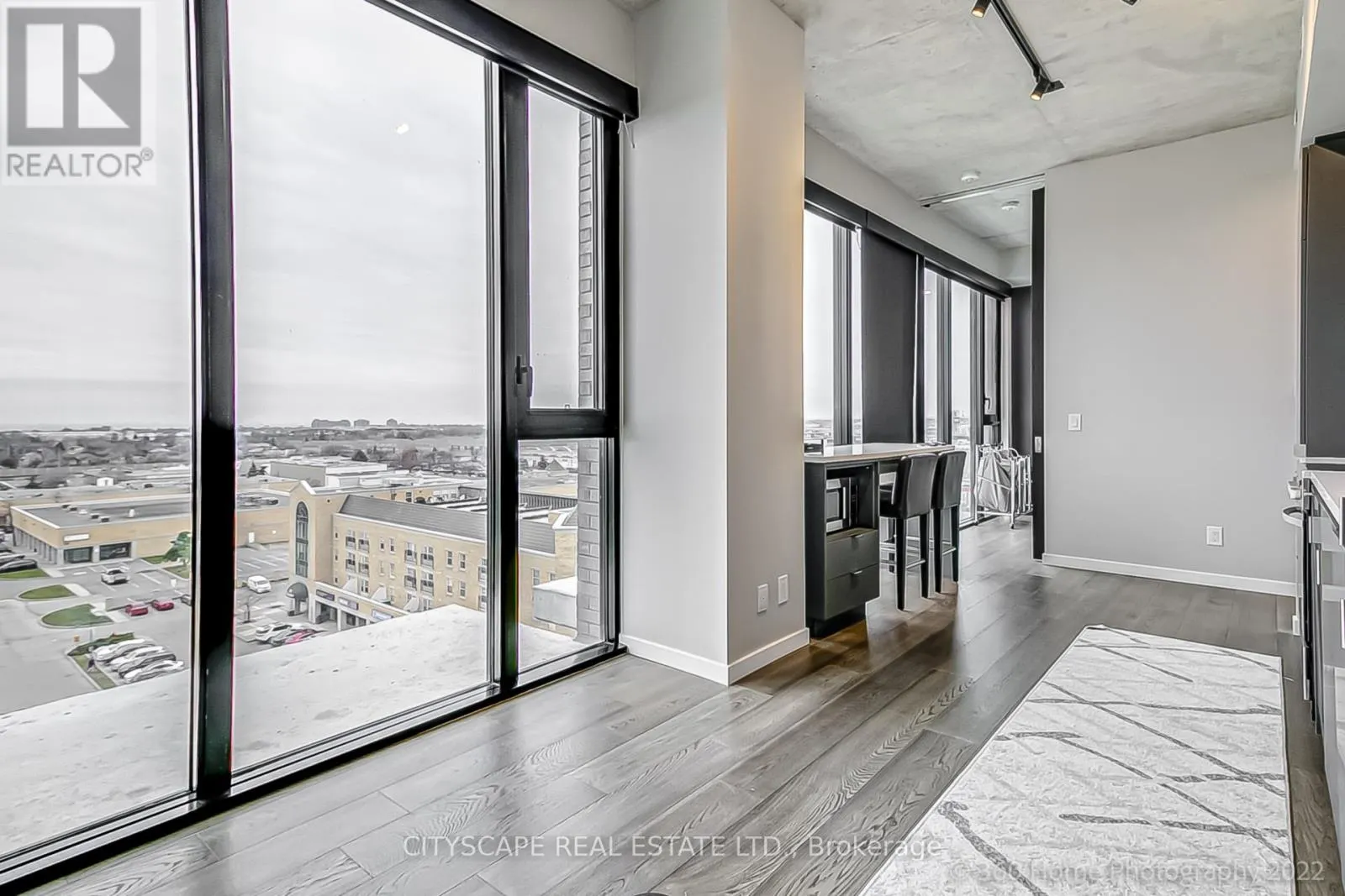 PH 810 - 7 SMITH CRESCENT