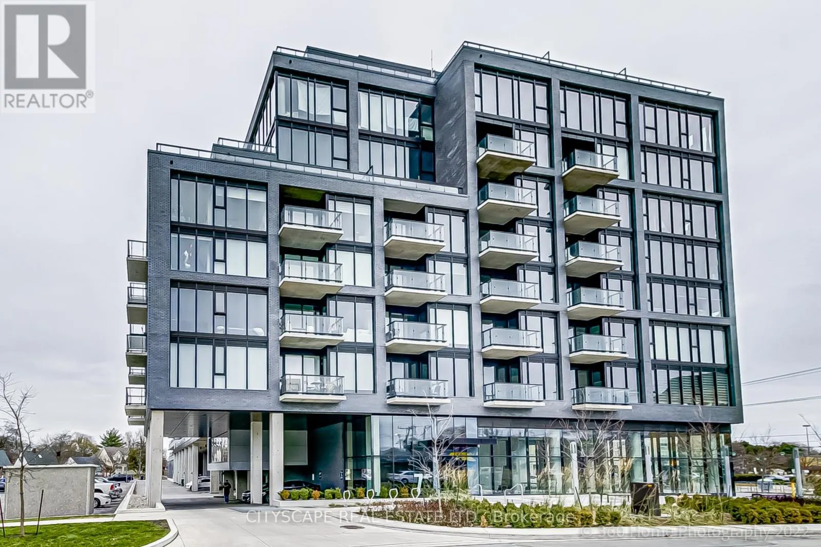 PH 810 - 7 SMITH CRESCENT