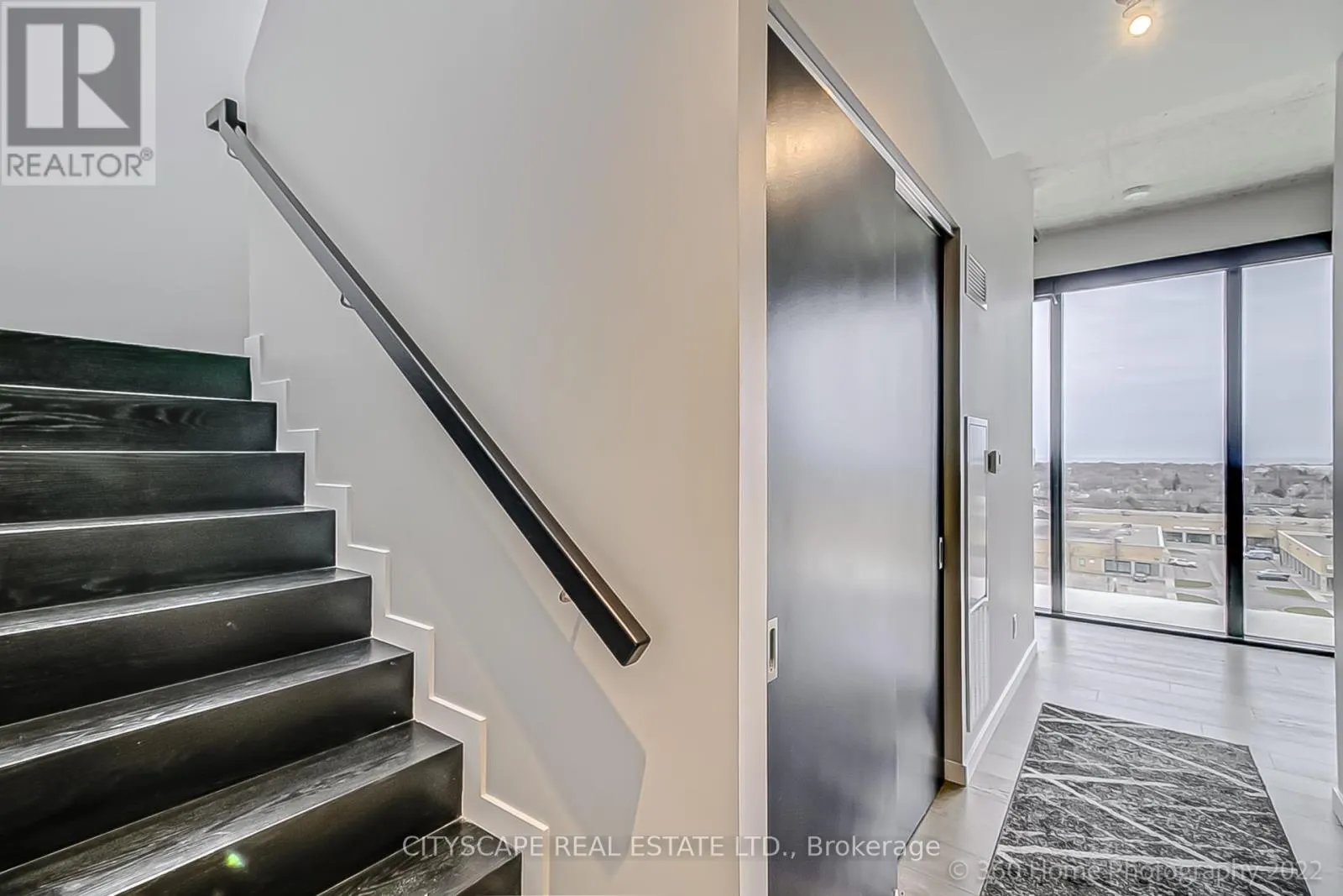 PH 810 - 7 SMITH CRESCENT