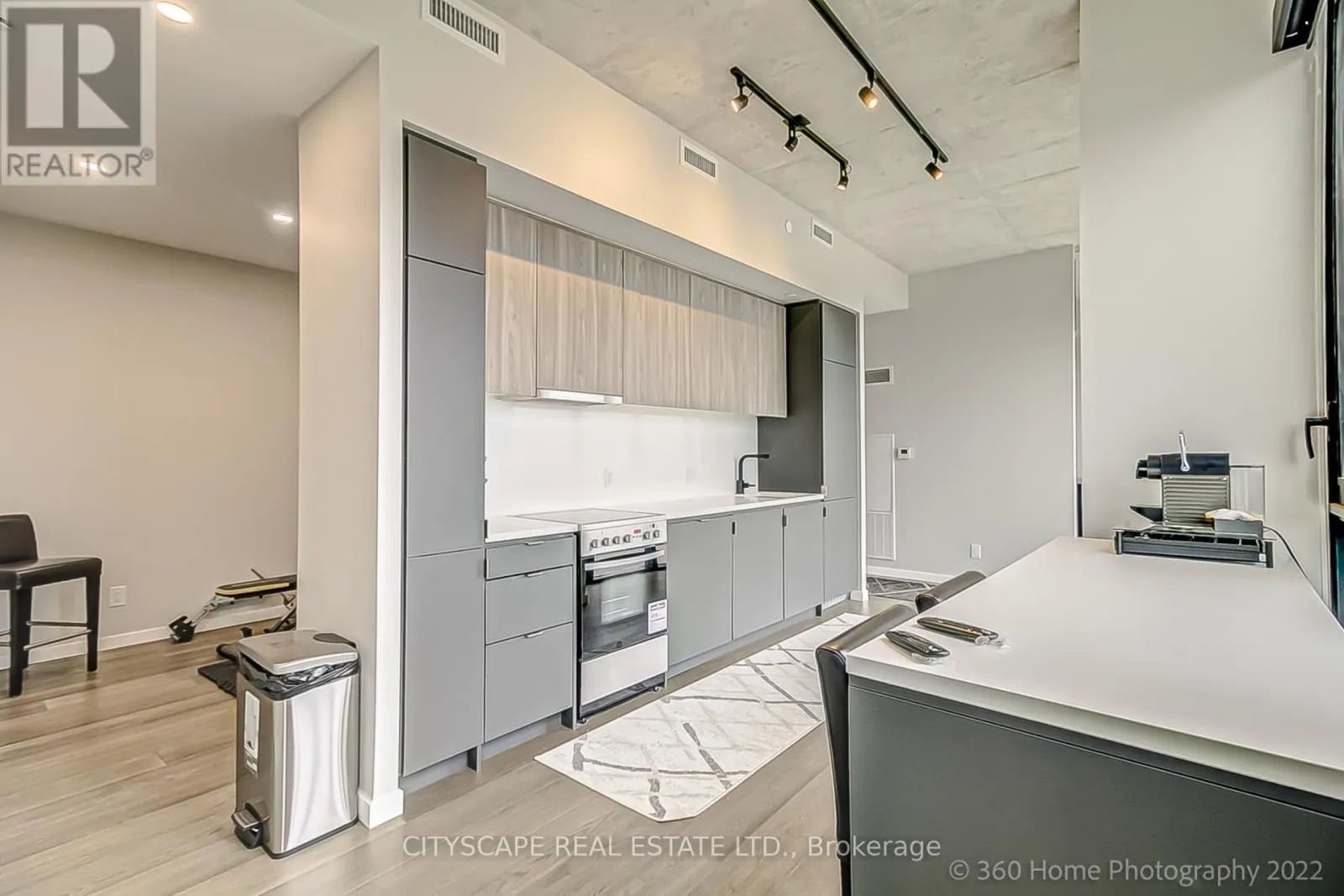 PH 810 - 7 SMITH CRESCENT