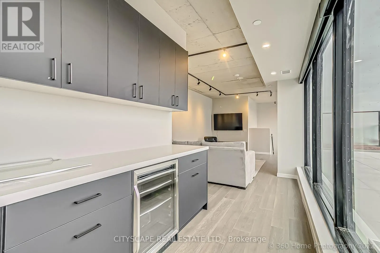 PH 810 - 7 SMITH CRESCENT