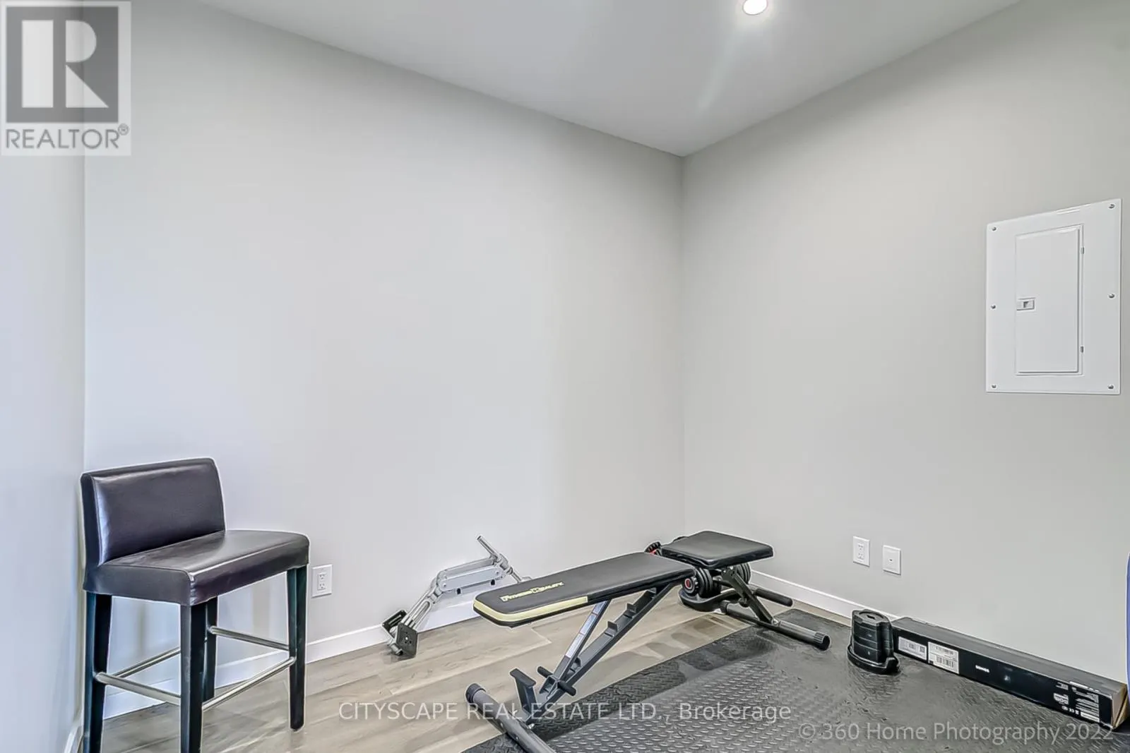 PH 810 - 7 SMITH CRESCENT