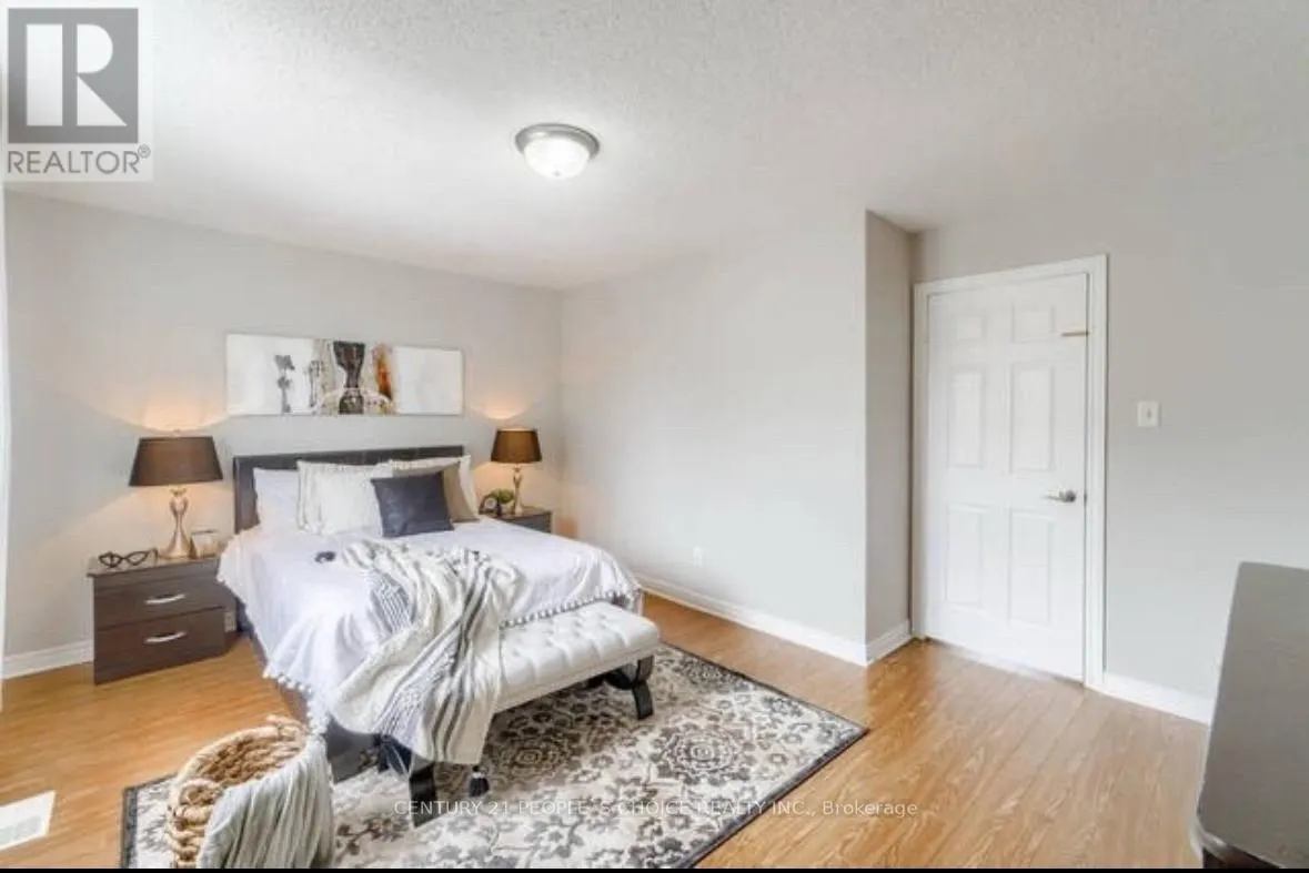 32 RIDGEMORE CRESCENT