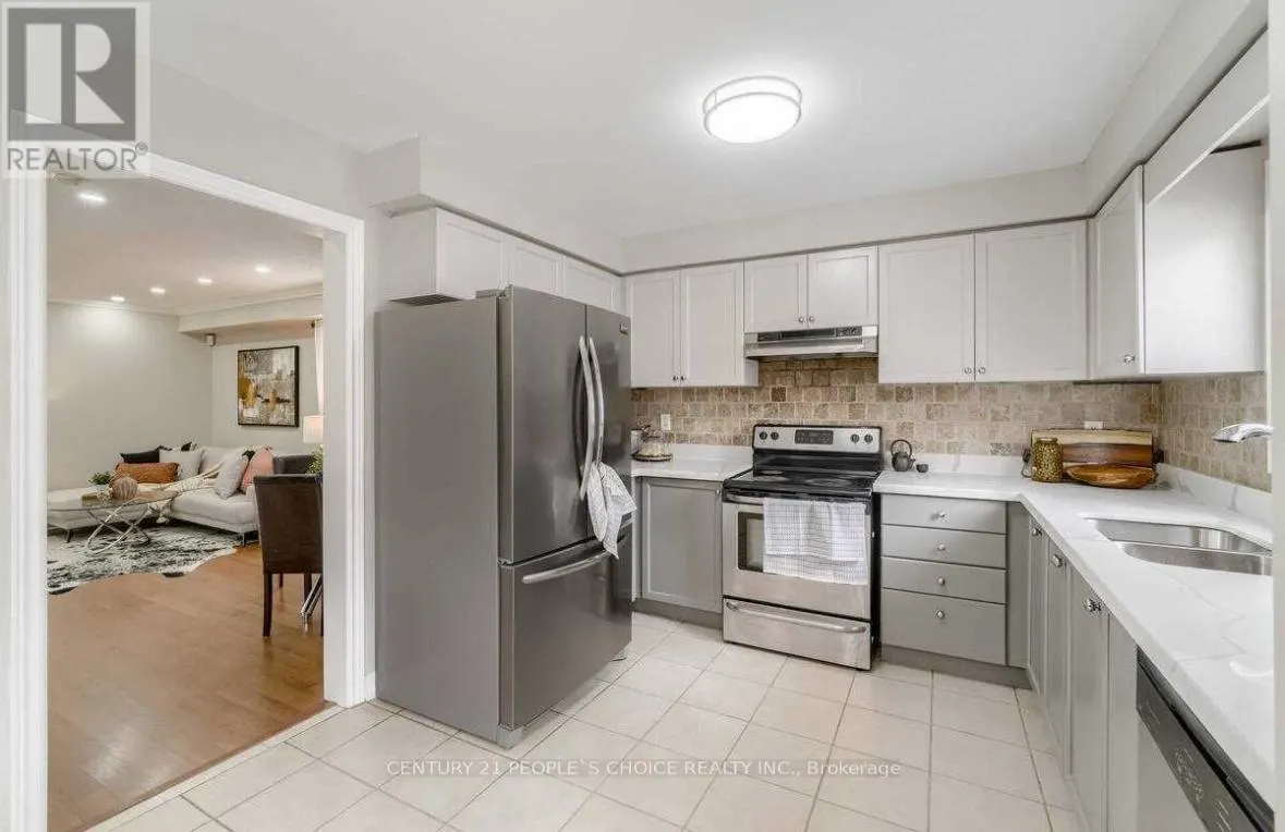 32 RIDGEMORE CRESCENT
