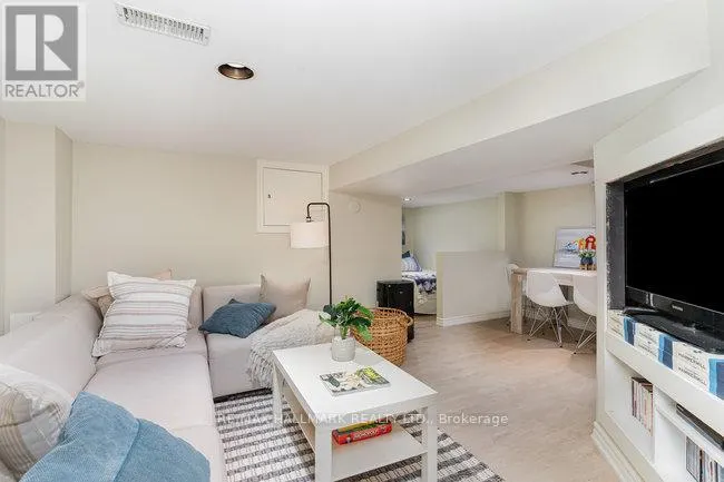 7 TIZZARD AVENUE