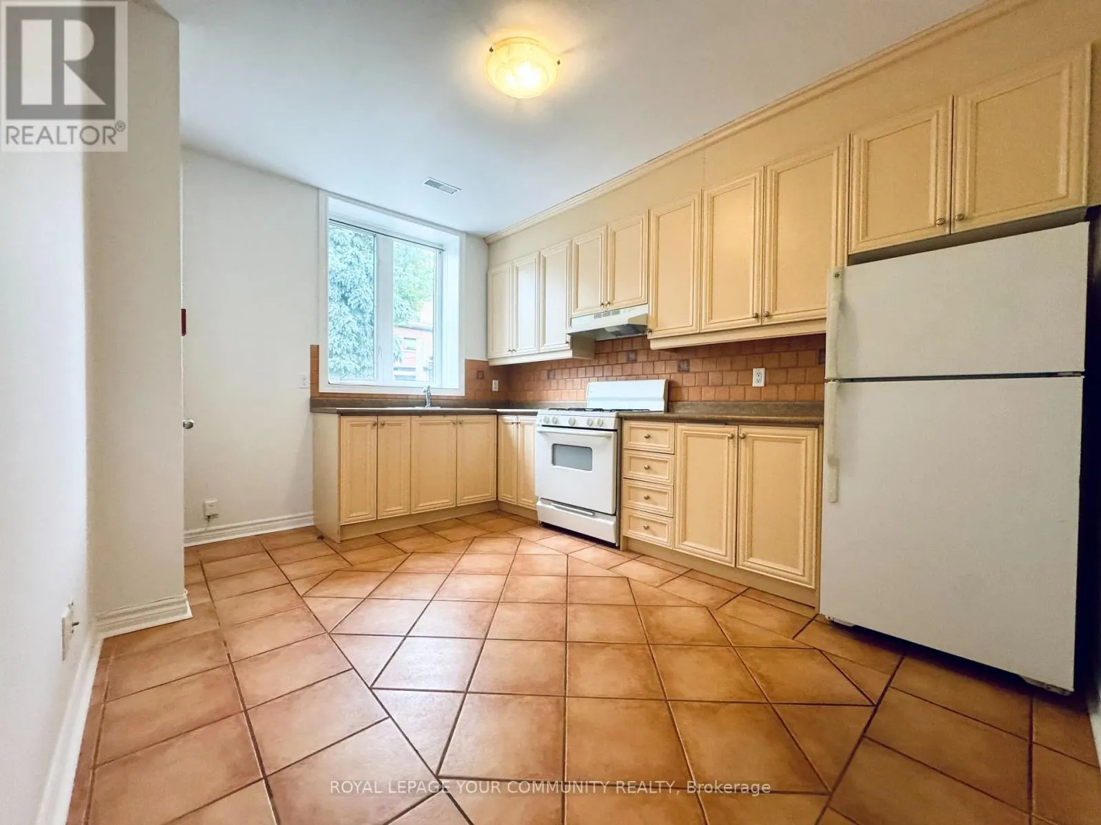 G1 - 2417 DUNDAS STREET W