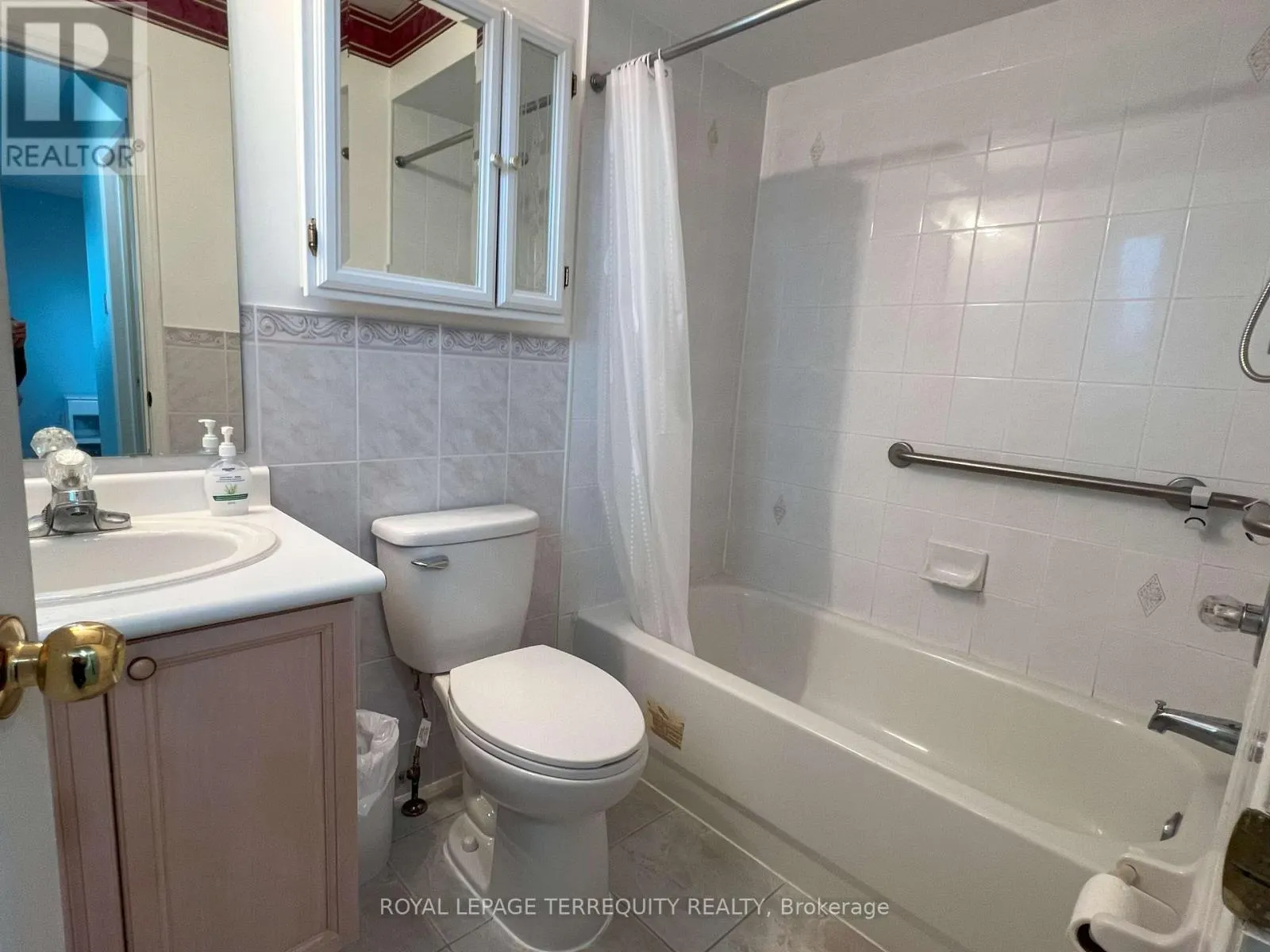 5252 WILLOWSIDE COURT