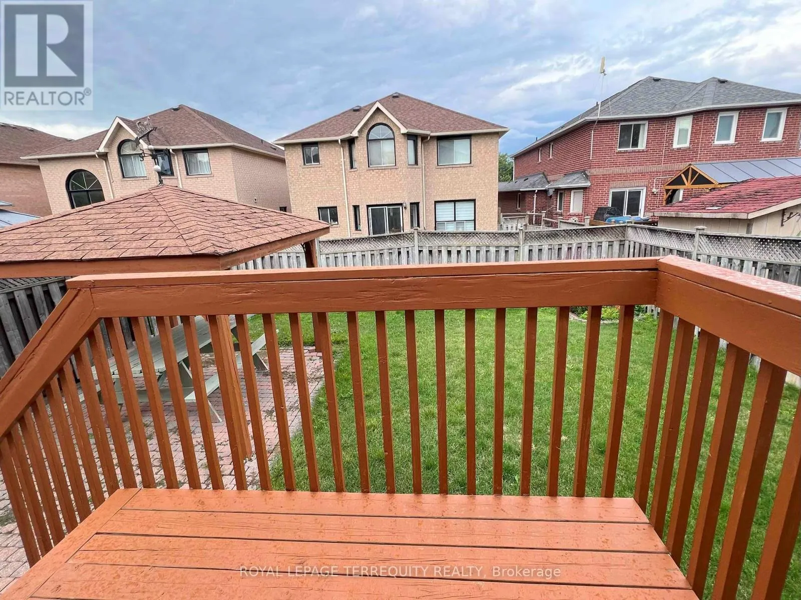 5252 WILLOWSIDE COURT