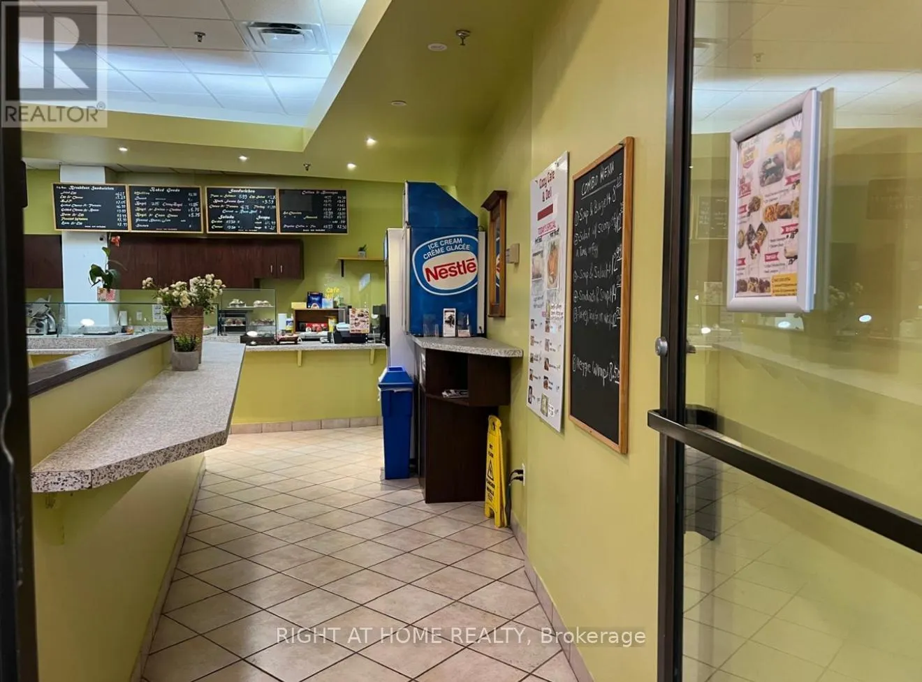 146 - 101 QUEENSWAY W