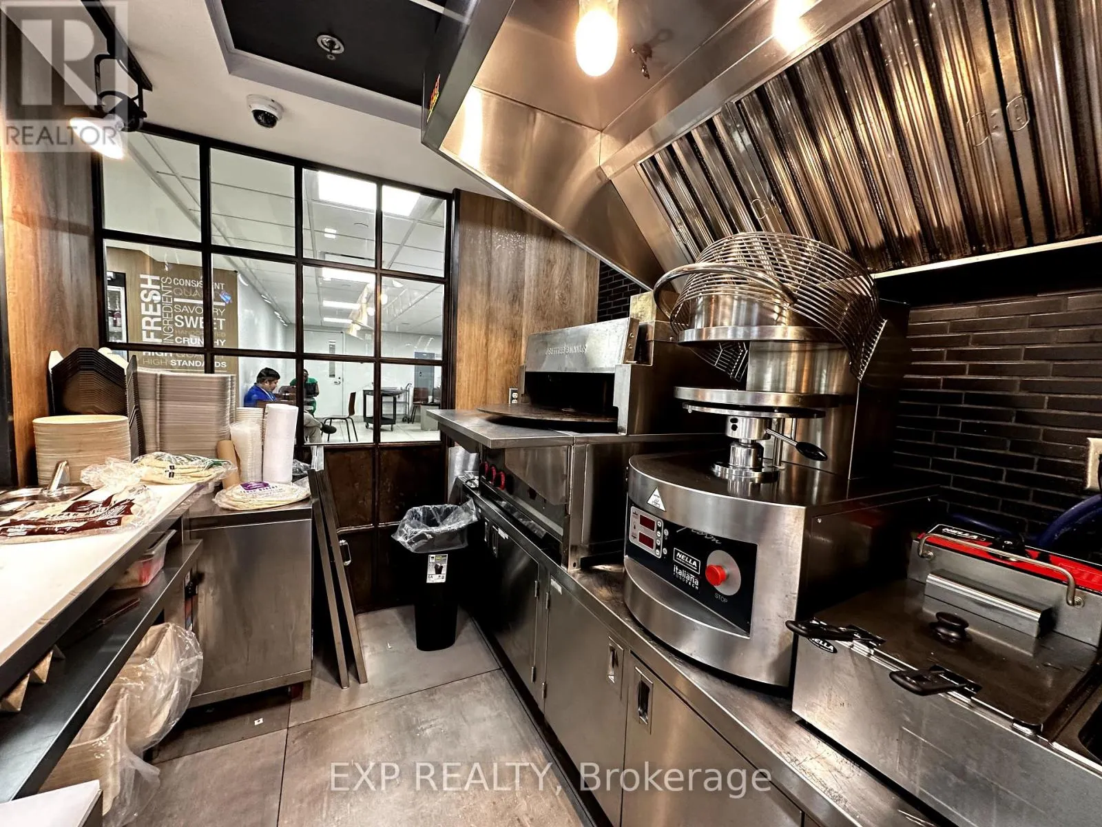 7 - 100 QUEENSWAY W