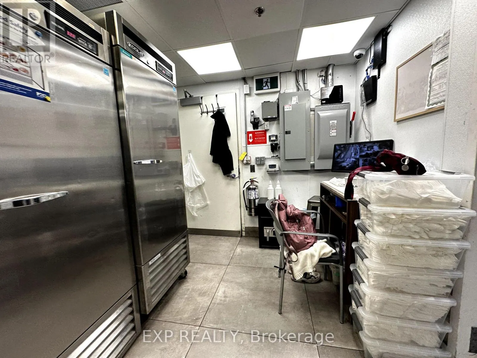 7 - 100 QUEENSWAY W