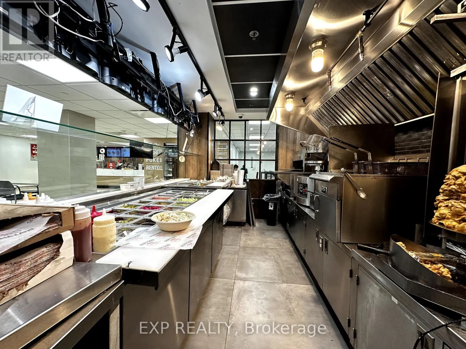 7 - 100 QUEENSWAY W
