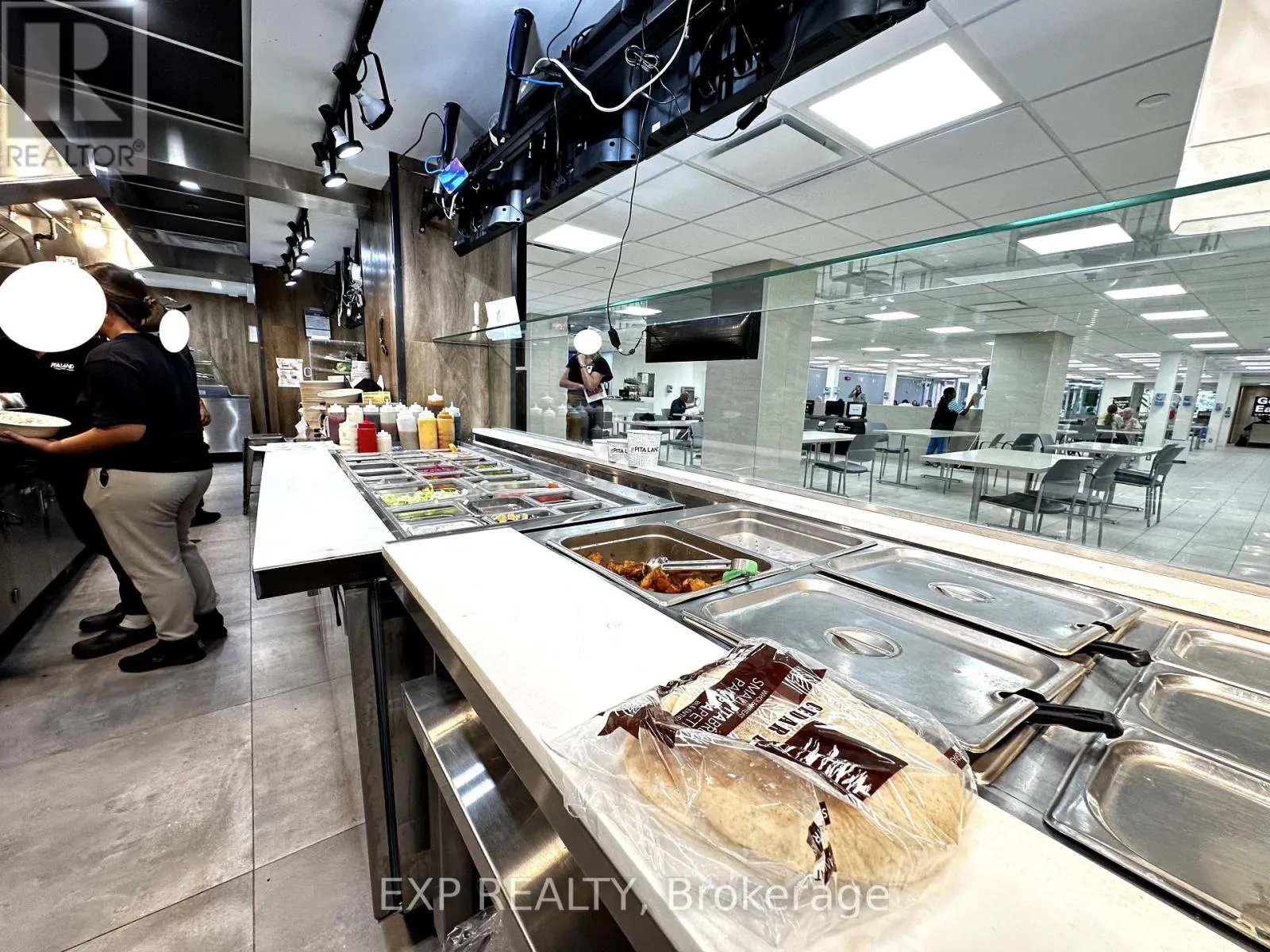 7 - 100 QUEENSWAY W