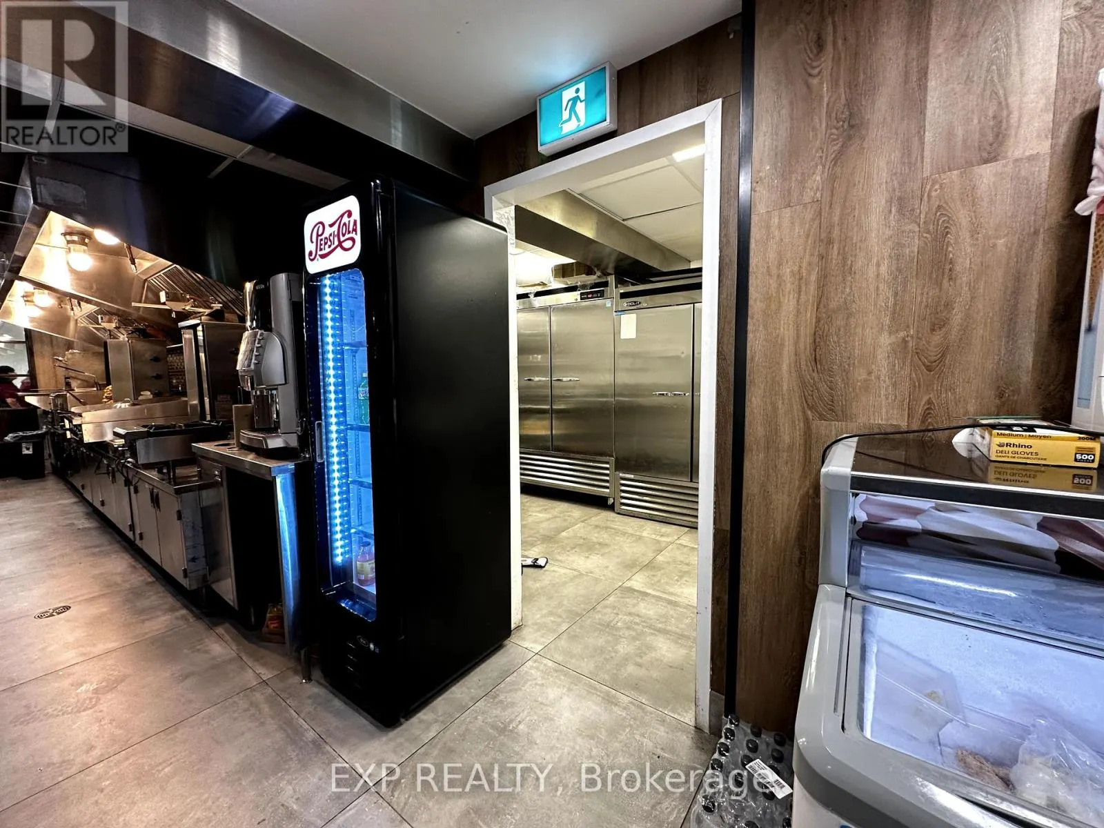 7 - 100 QUEENSWAY W