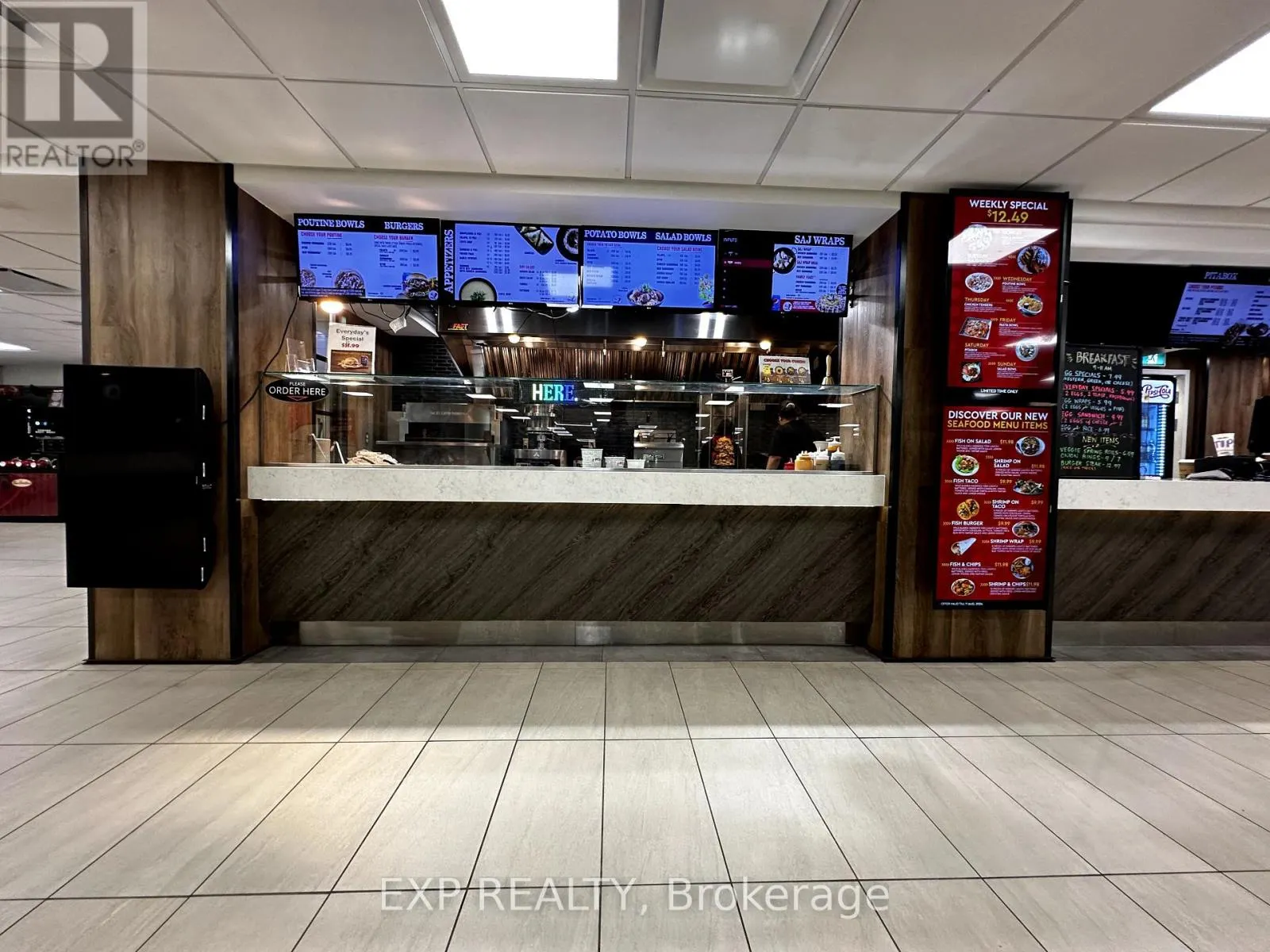 7 - 100 QUEENSWAY W