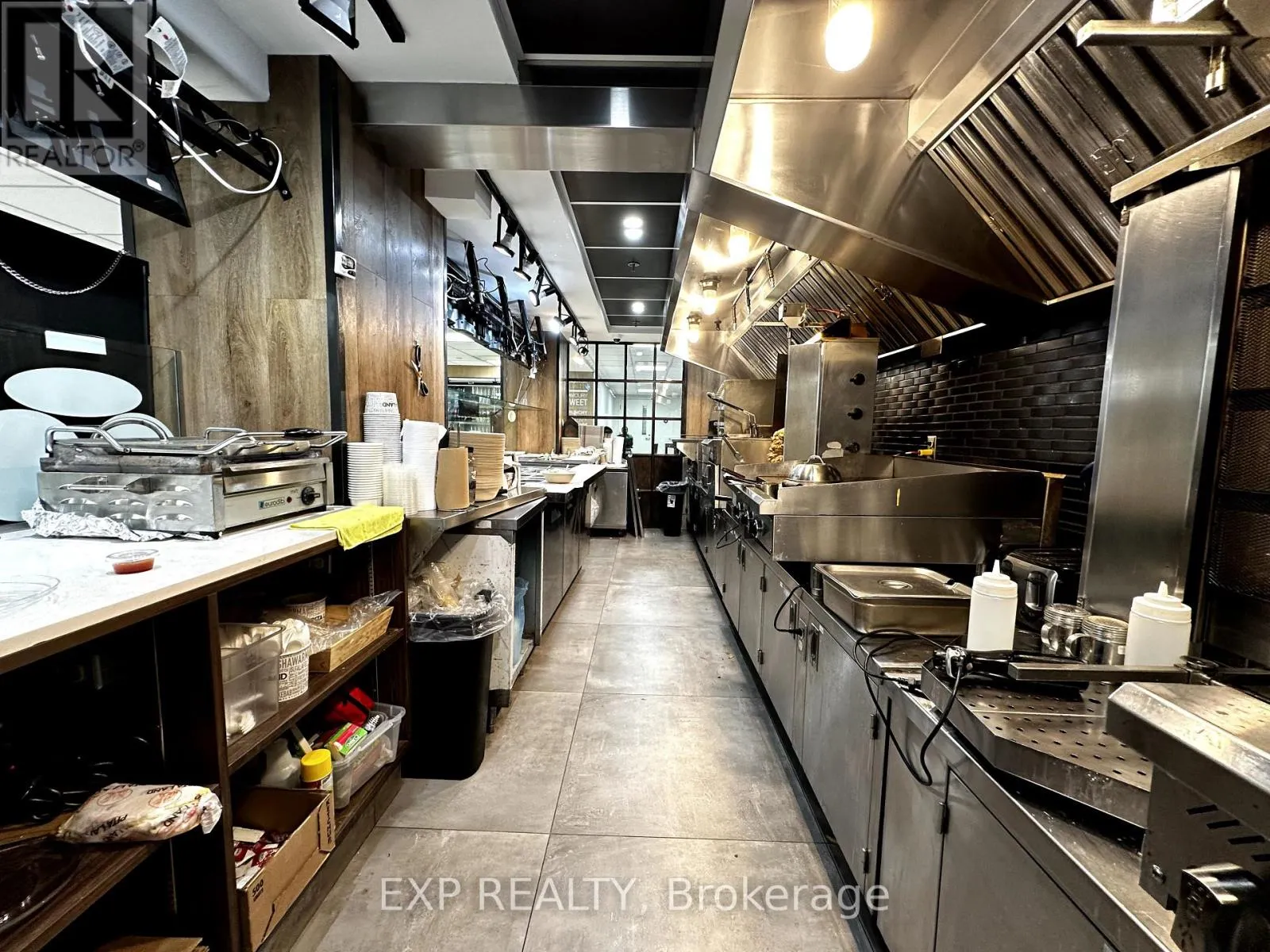 7 - 100 QUEENSWAY W