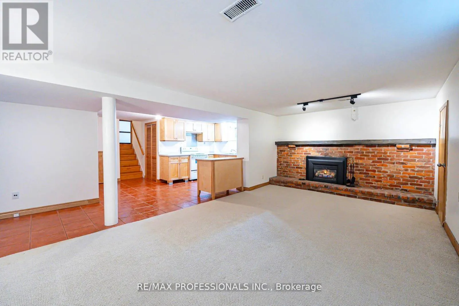 1784 SANDGATE CRESCENT