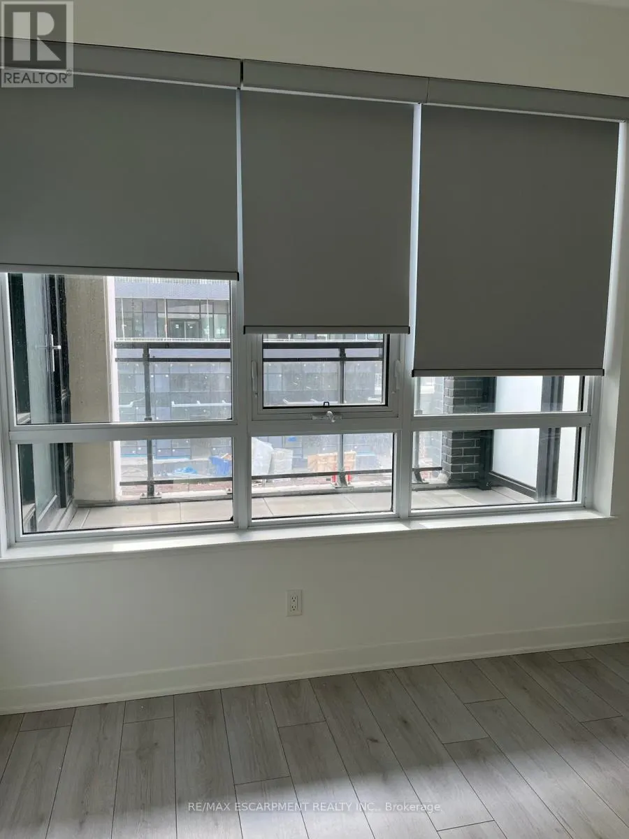 225 - 405 DUNDAS STREET W