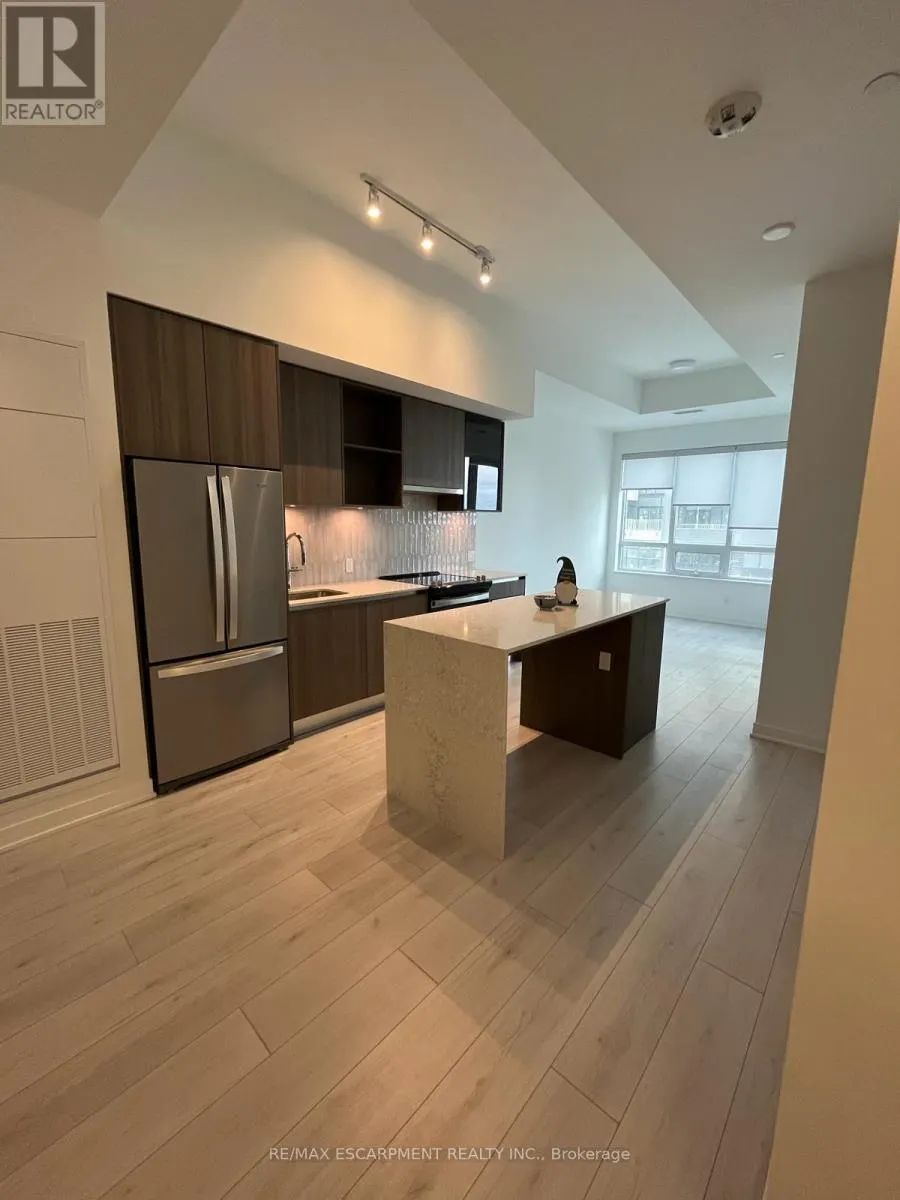 225 - 405 DUNDAS STREET W