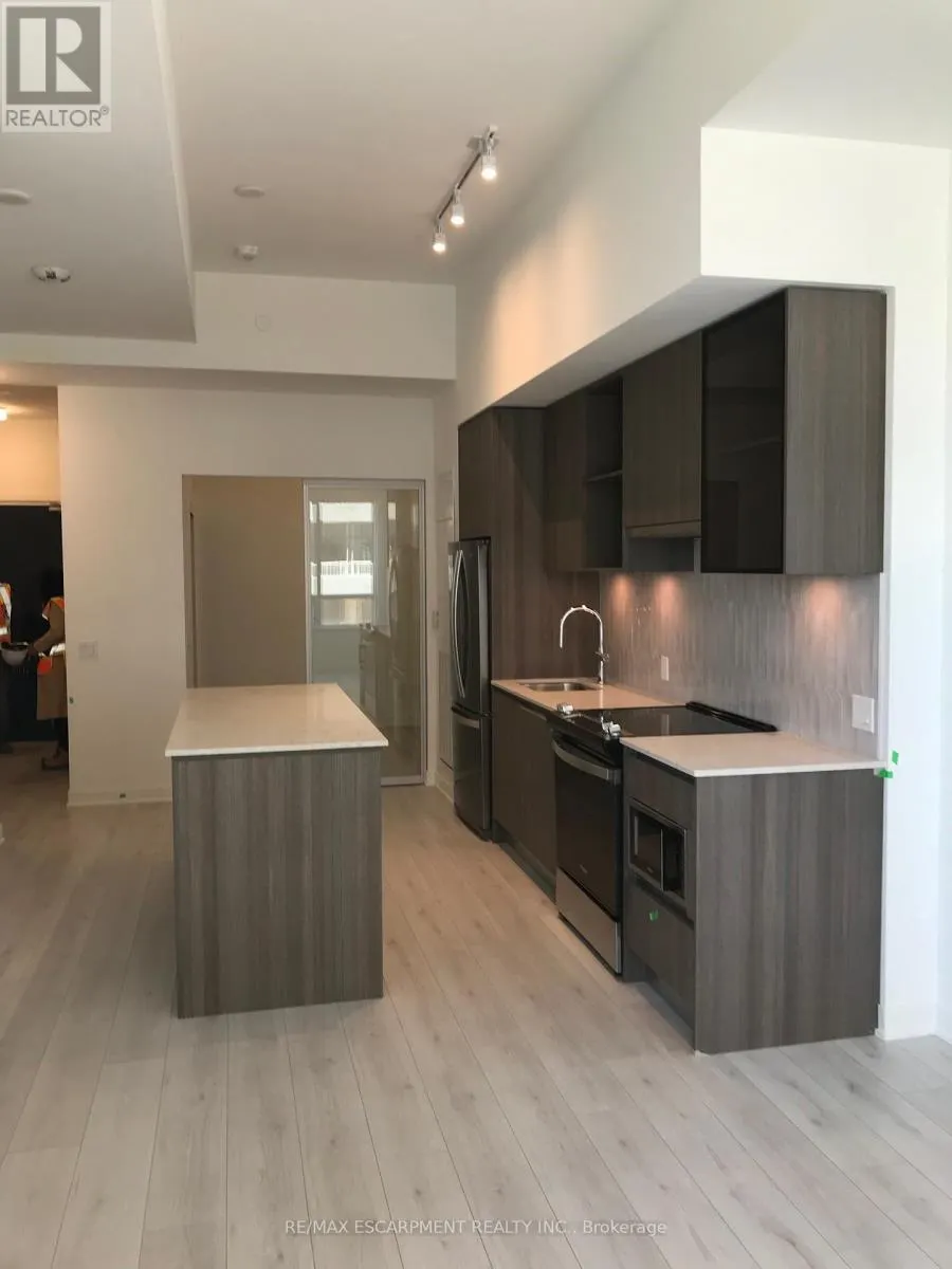 225 - 405 DUNDAS STREET W