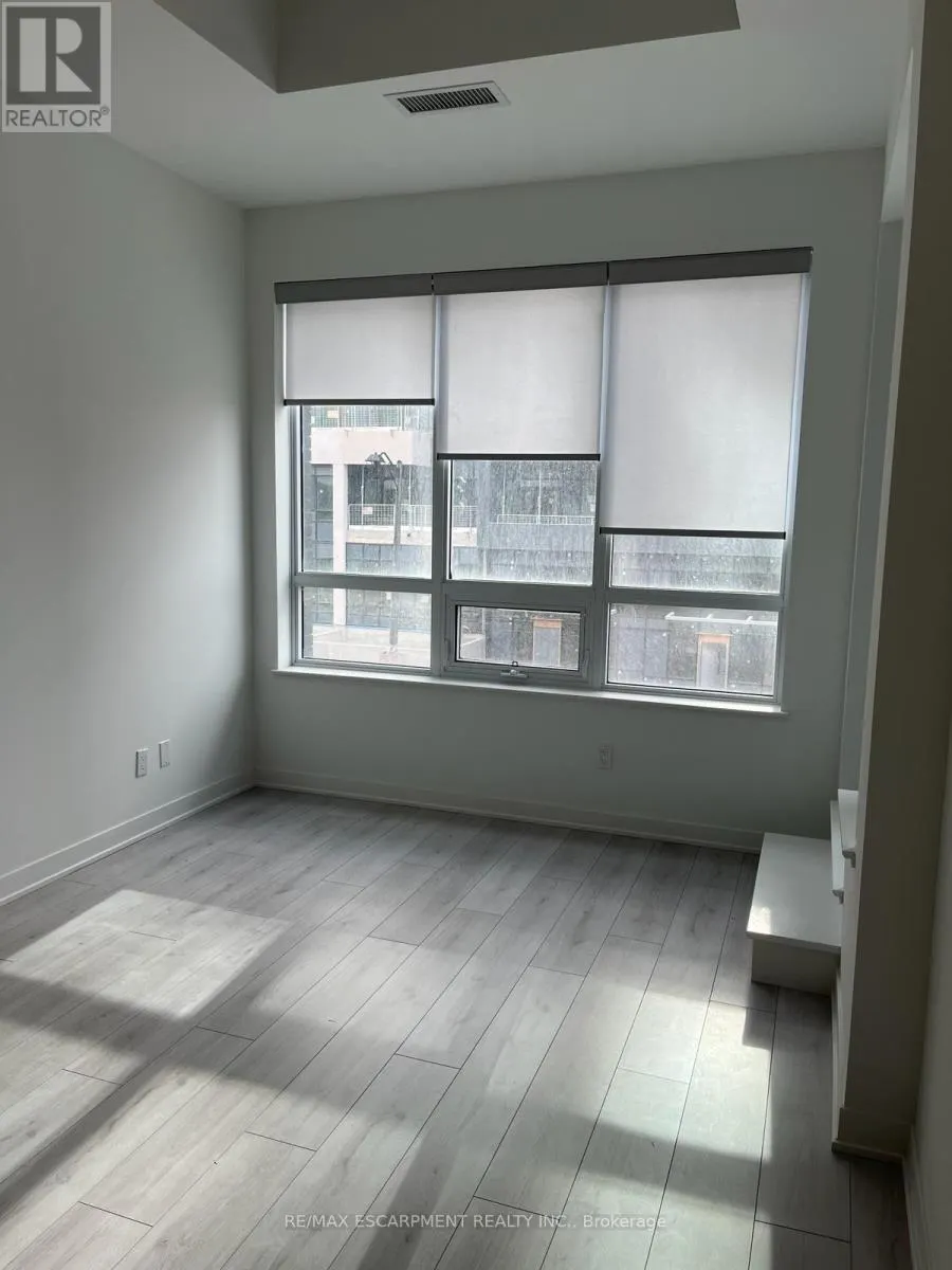 225 - 405 DUNDAS STREET W