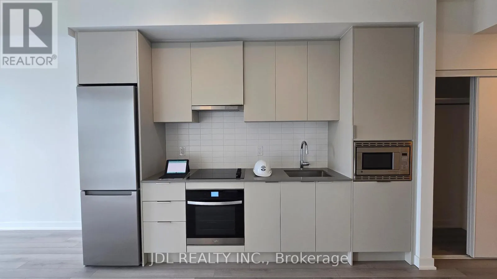 1004 - 3079 TRAFALGAR ROAD