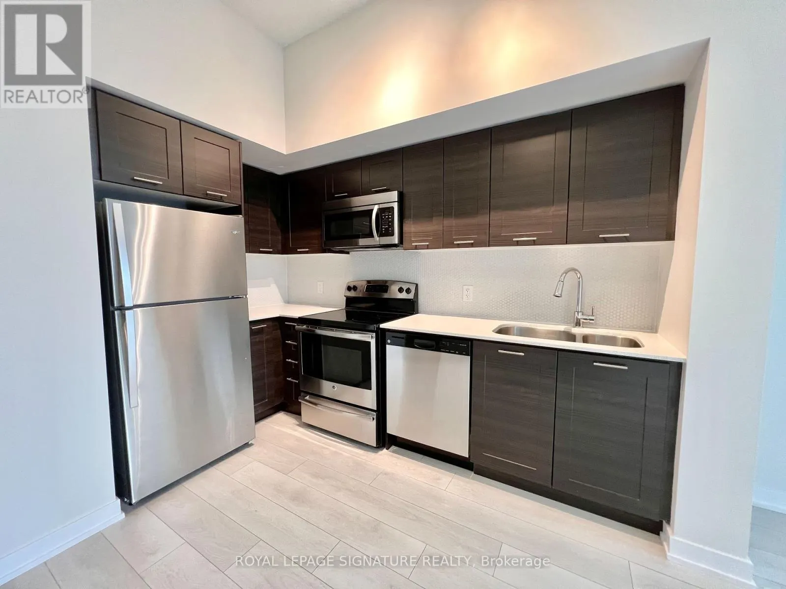 802 - 2200 LAKESHORE BOULEVARD W