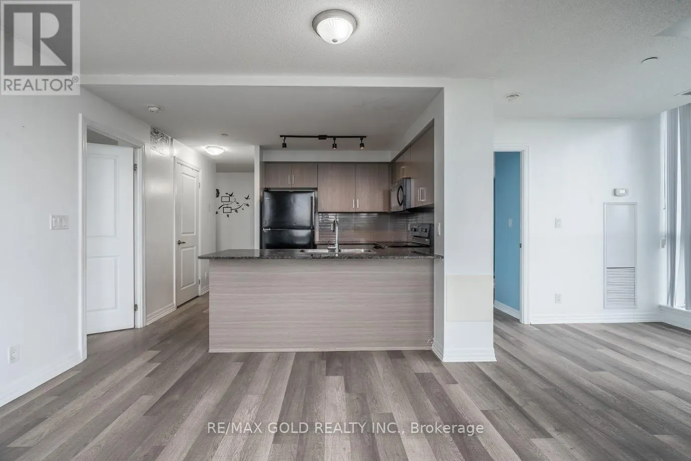 1105 - 80 ESTHER LORRIE DRIVE