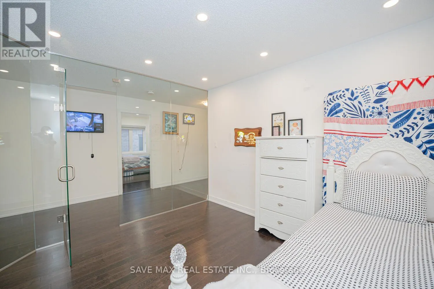 23 HENDRICKS CRESCENT