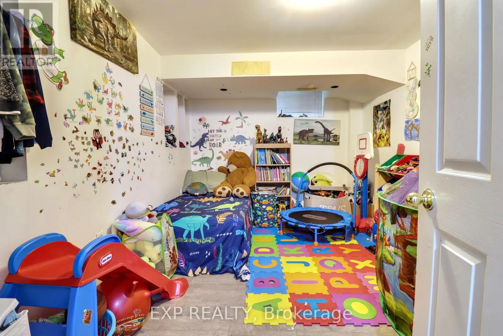 28 POINSETTIA PLACE