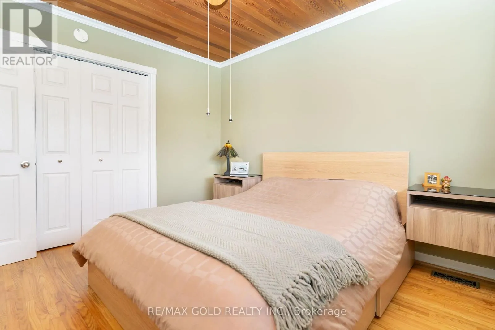 36 ALDERBURY CRESCENT