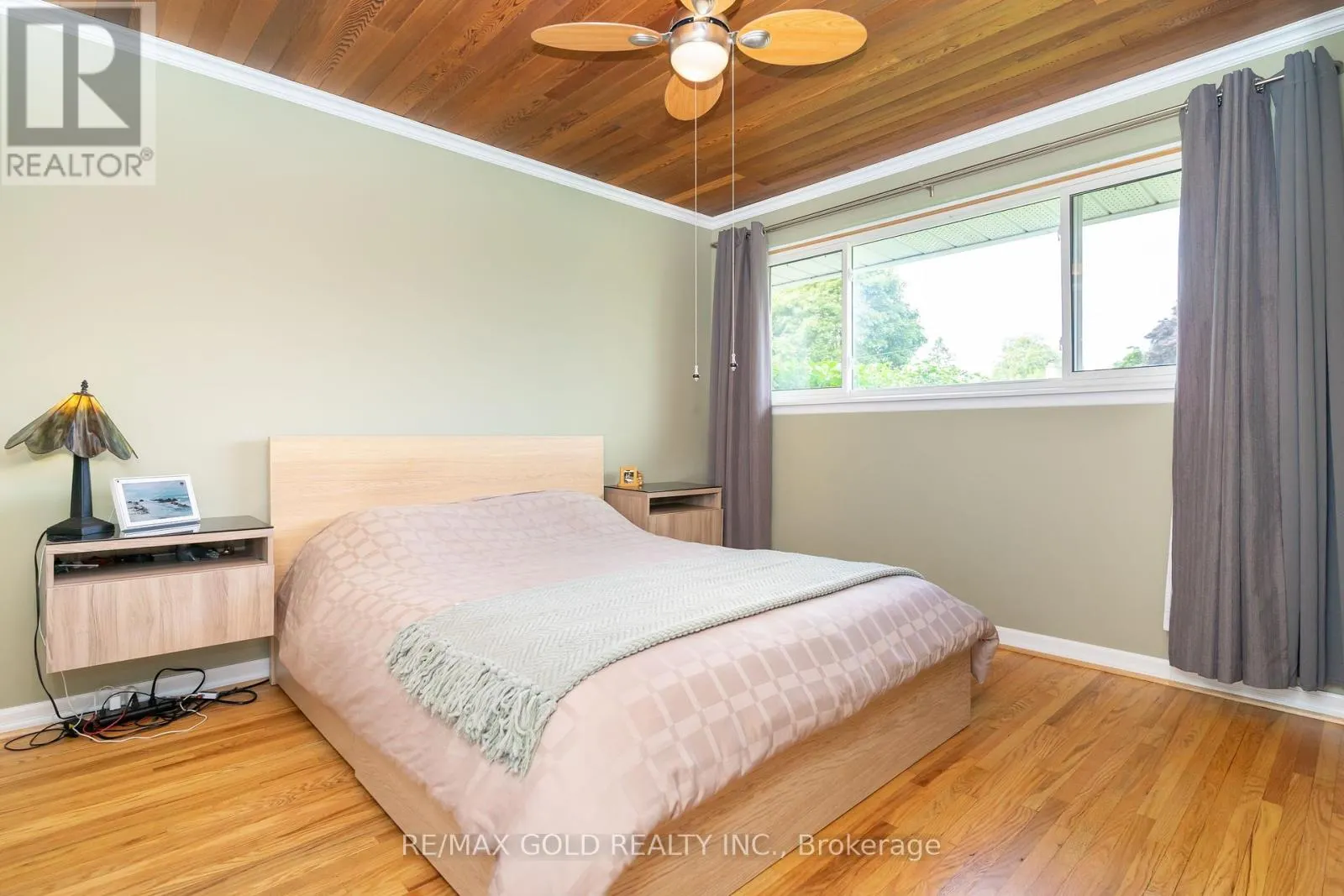 36 ALDERBURY CRESCENT