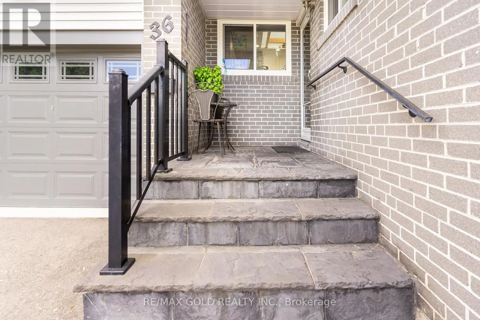 36 ALDERBURY CRESCENT