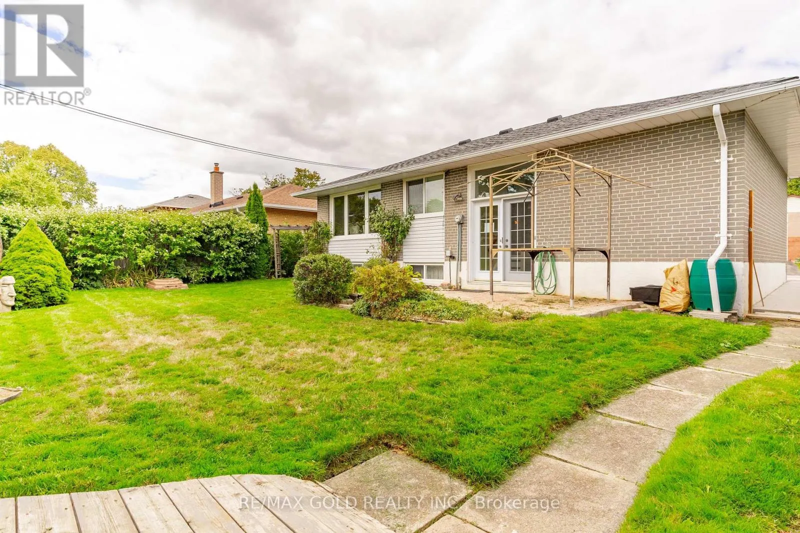 36 ALDERBURY CRESCENT