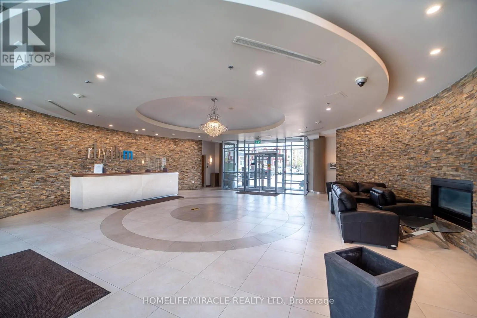 709 - 215 QUEEN STREET E