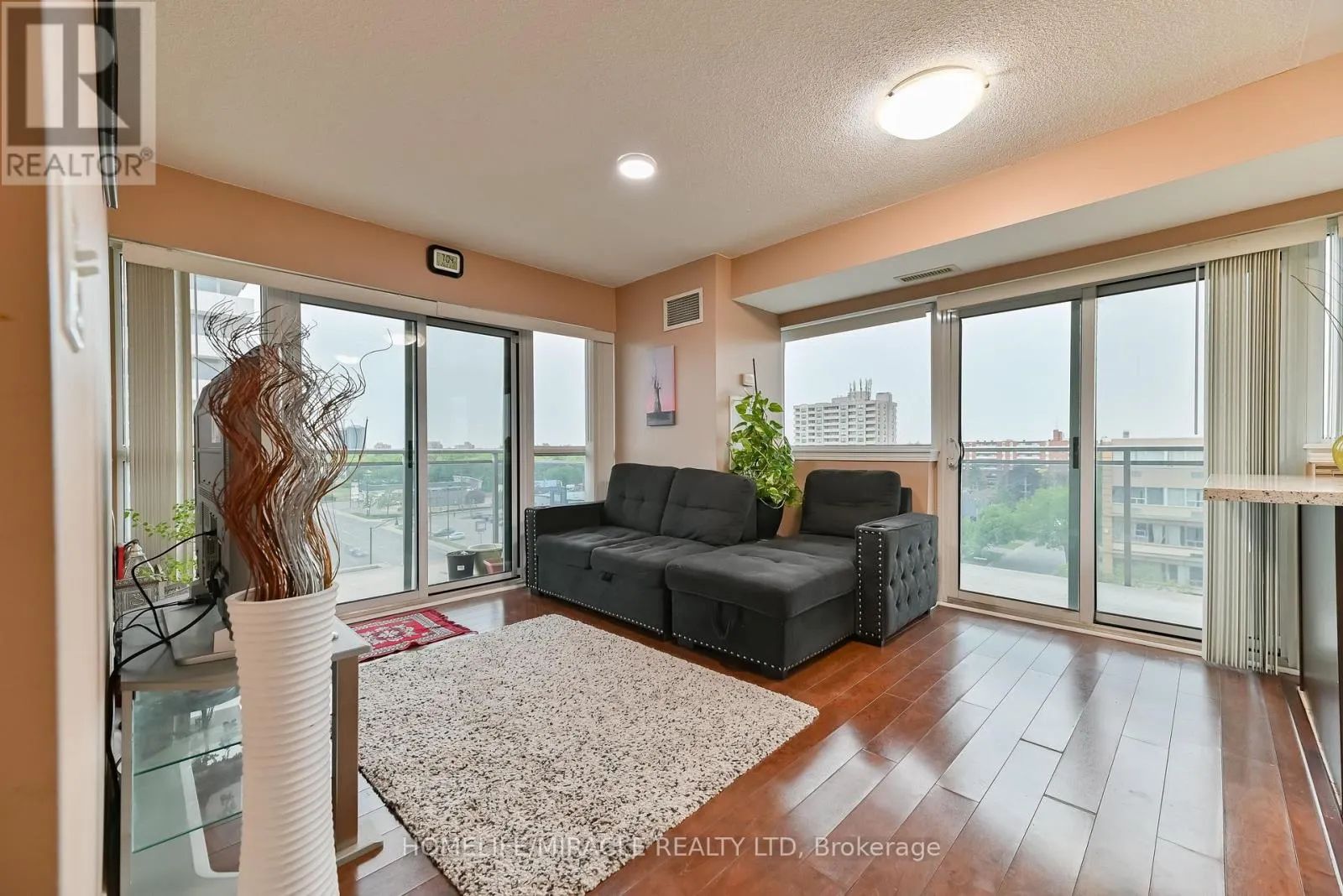 709 - 215 QUEEN STREET E
