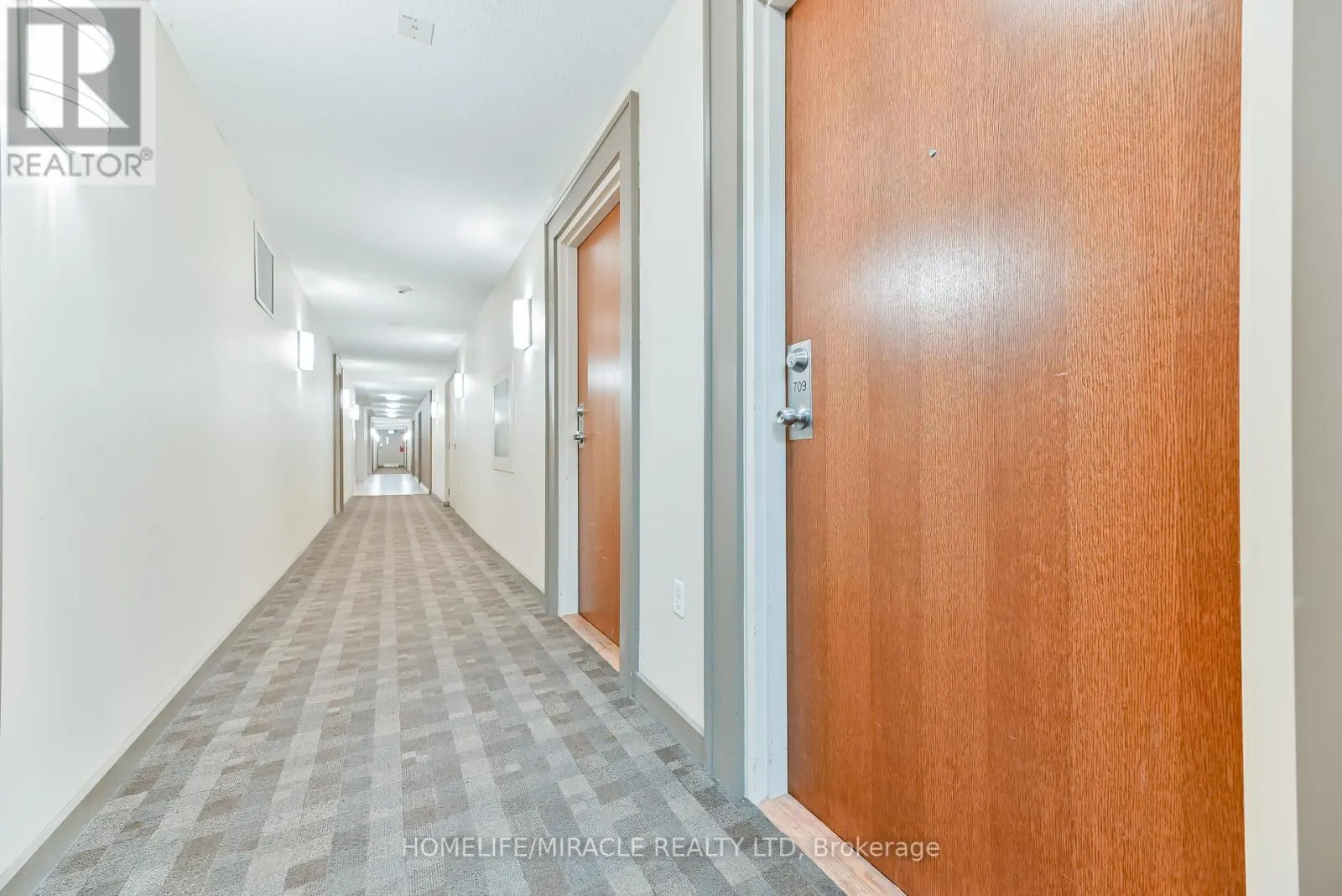 709 - 215 QUEEN STREET E